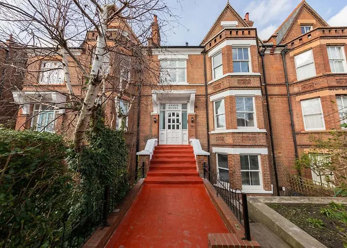 Victorian Beauty With Private Toilet And Shower Near Tube Station