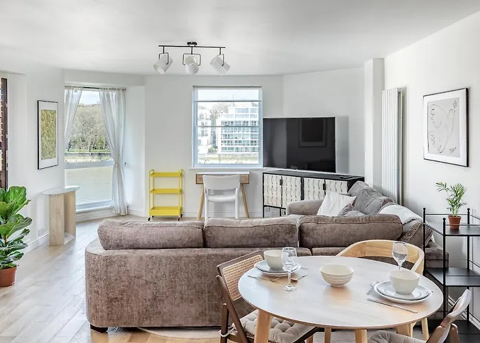Riverside Stay With Thames Views
