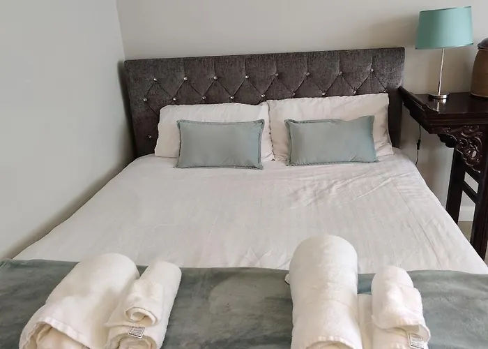 Central London Studio With Jacuzzi Bath, Ground Floor, Excellent Transport Connections