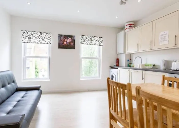 Renovated Central 4 Bed Flat In Islington London