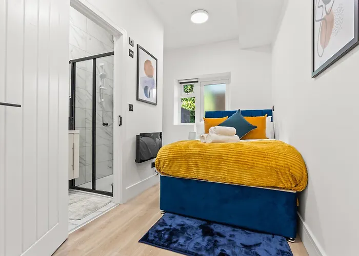 Modern Central London 4 Bed - Free Parking