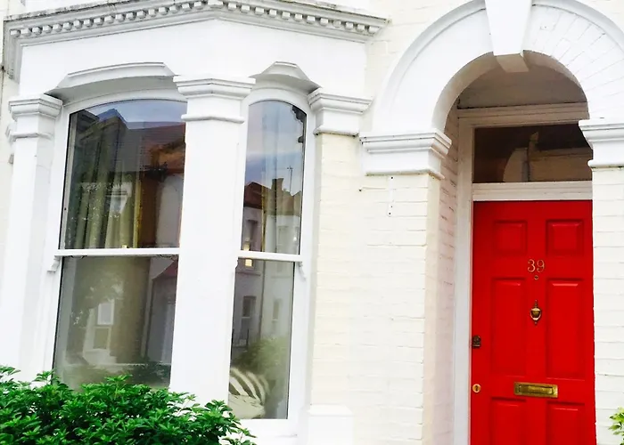 Colourful 2 Bed 2 Bath Tooting House