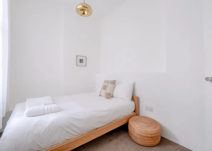 Stylish & Light Victorian 2Bd Flat - Holland Park