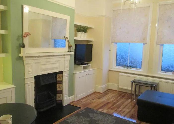 The Quiet & Cosy Fulham Reach Crib