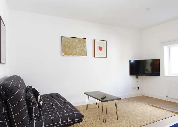 The London Agent Fitzrovia Studio 3