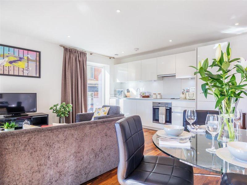 Modern Close To Colombia Road Market Apartment *
