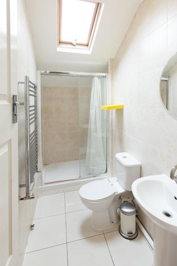 Tooting Broadway & By Primecityhosts 5* London