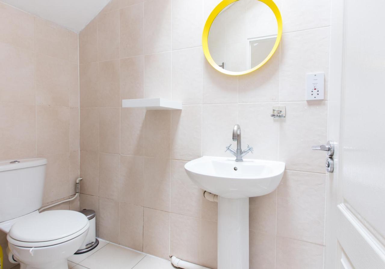 Tooting Broadway & By Primecityhosts Guest house London