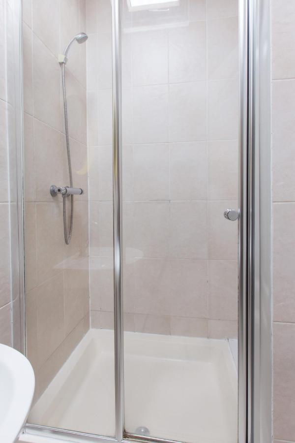 Tooting Broadway & By Primecityhosts Guest house London