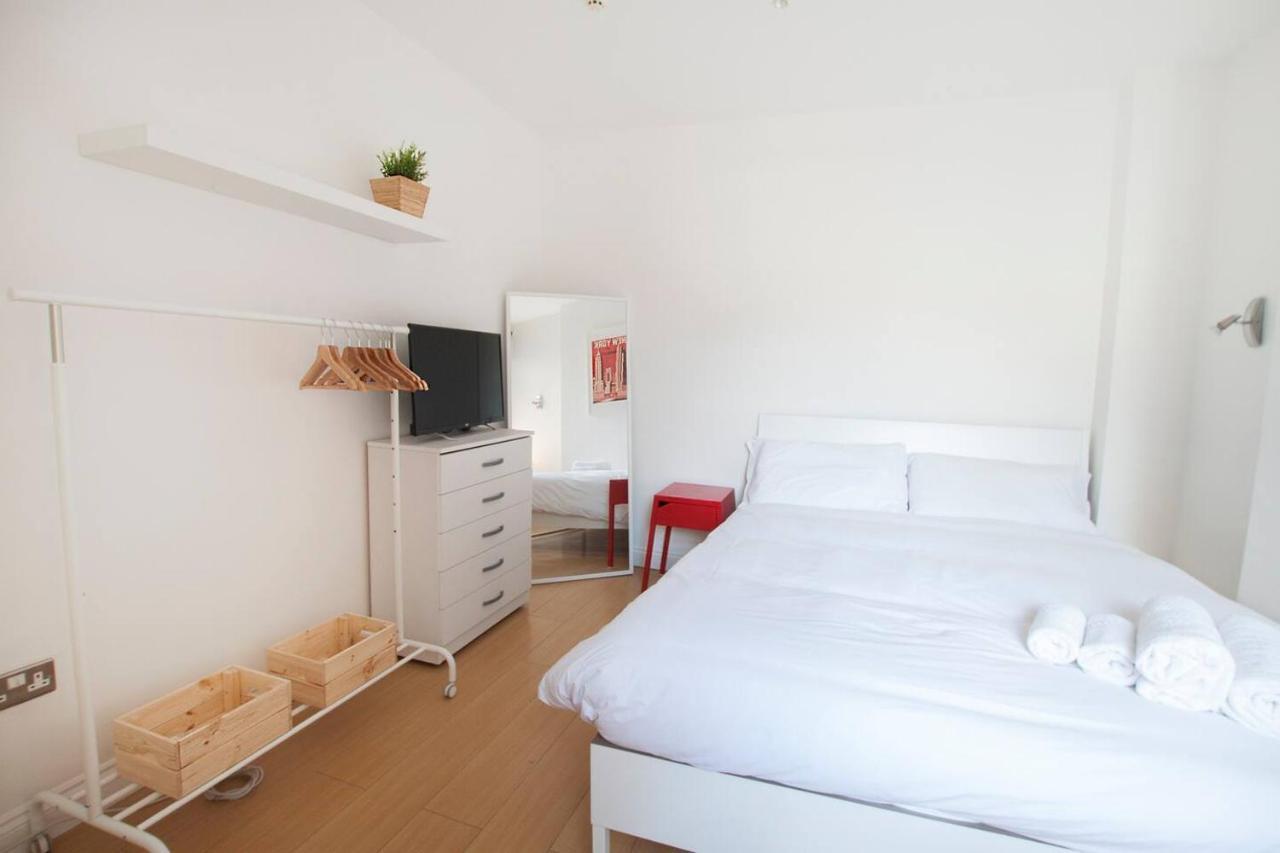 Tooting Broadway & By Primecityhosts Guest house London
