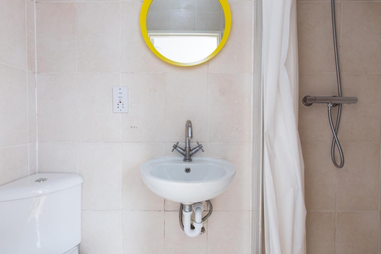 Tooting Broadway & By Primecityhosts 5* London