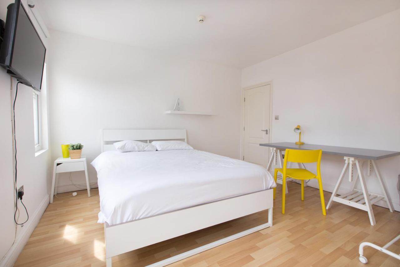 Tooting Broadway & By Primecityhosts 5* London