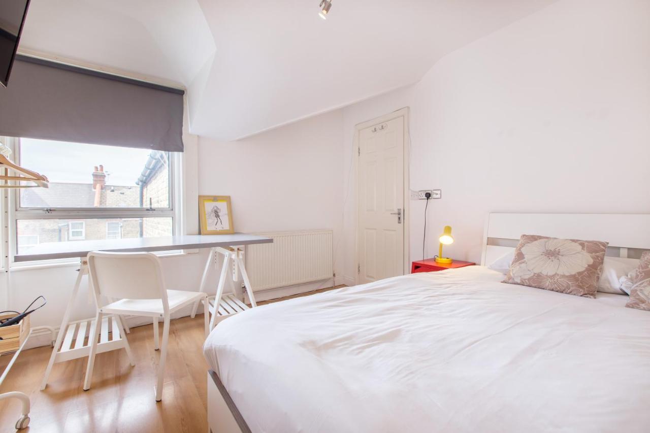 Tooting Broadway & By Primecityhosts Guest house London