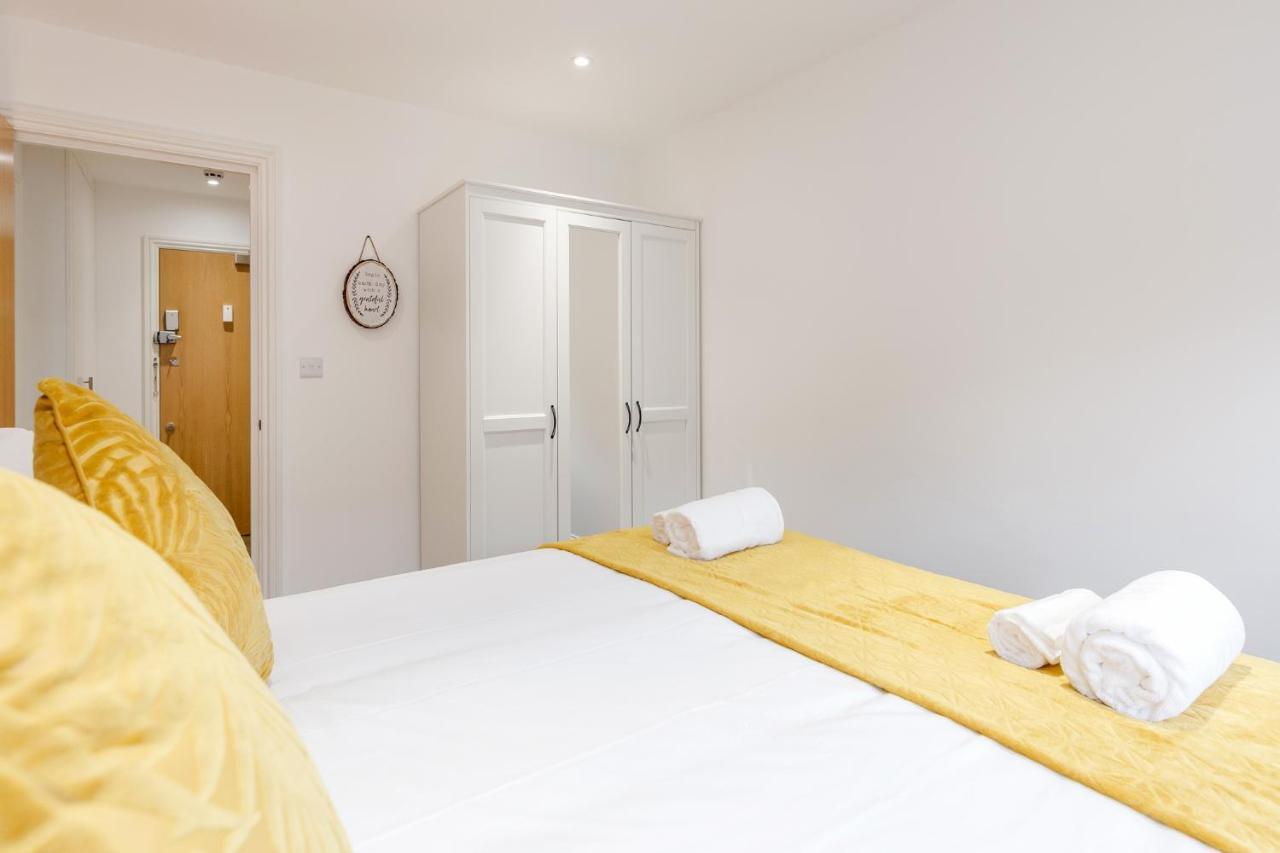 Watford Town Centre, Serviced One Bed Flat With Choice Of King Or Twin Beds, Sleeps Up To 4 Sharing, Free Wifi And Free Movies Apartment *