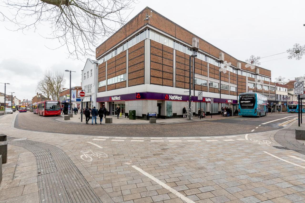 Watford Town Centre, Serviced One Bed Flat With Choice Of King Or Twin Beds, Sleeps Up To 4 Sharing, Free Wifi And Free Movies Apartment London