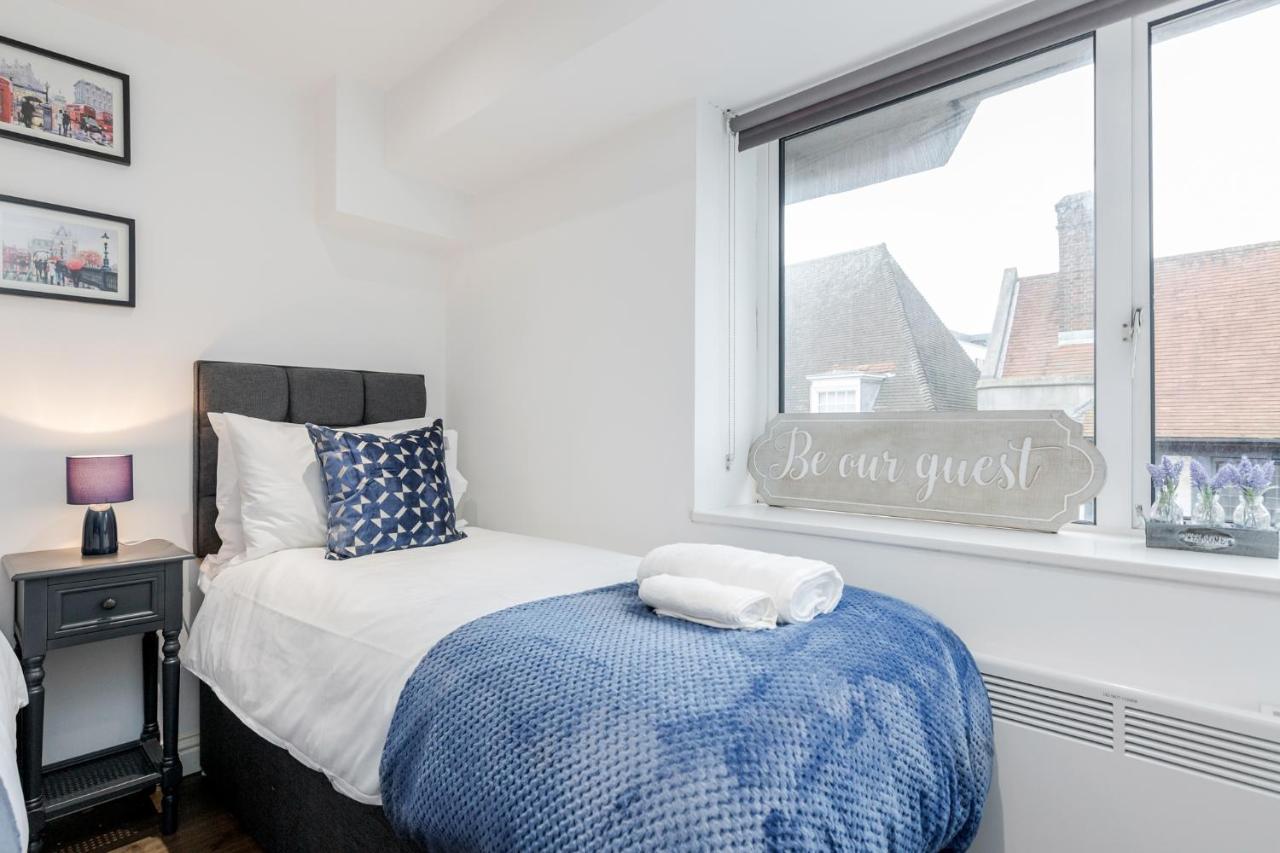 Apartment Watford Town Centre, Serviced One Bed Flat With Choice Of King Or Twin Beds, Sleeps Up To 4 Sharing, Free Wifi And Free Movies