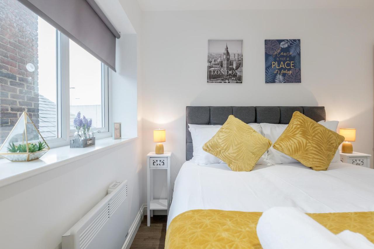 Apartment Watford Town Centre, Serviced One Bed Flat With Choice Of King Or Twin Beds, Sleeps Up To 4 Sharing, Free Wifi And Free Movies