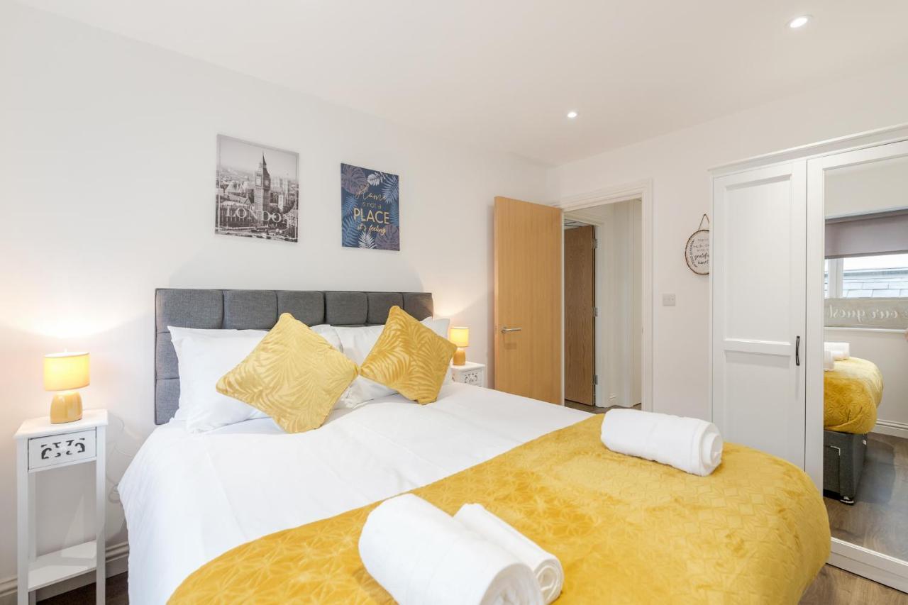 Watford Town Centre, Serviced One Bed Flat With Choice Of King Or Twin Beds, Sleeps Up To 4 Sharing, Free Wifi And Free Movies London