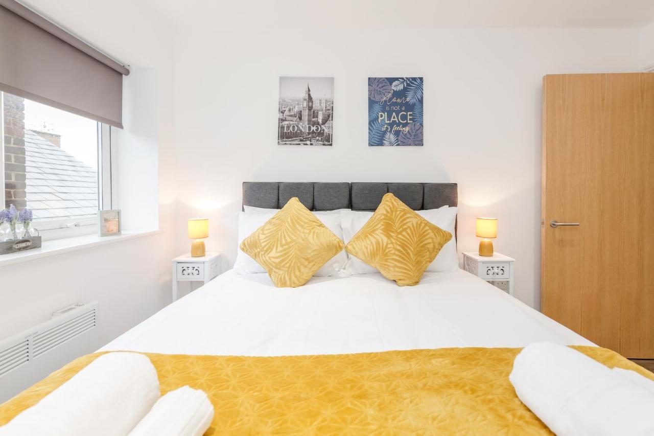 Watford Town Centre, Serviced One Bed Flat With Choice Of King Or Twin Beds, Sleeps Up To 4 Sharing, Free Wifi And Free Movies Apartment *