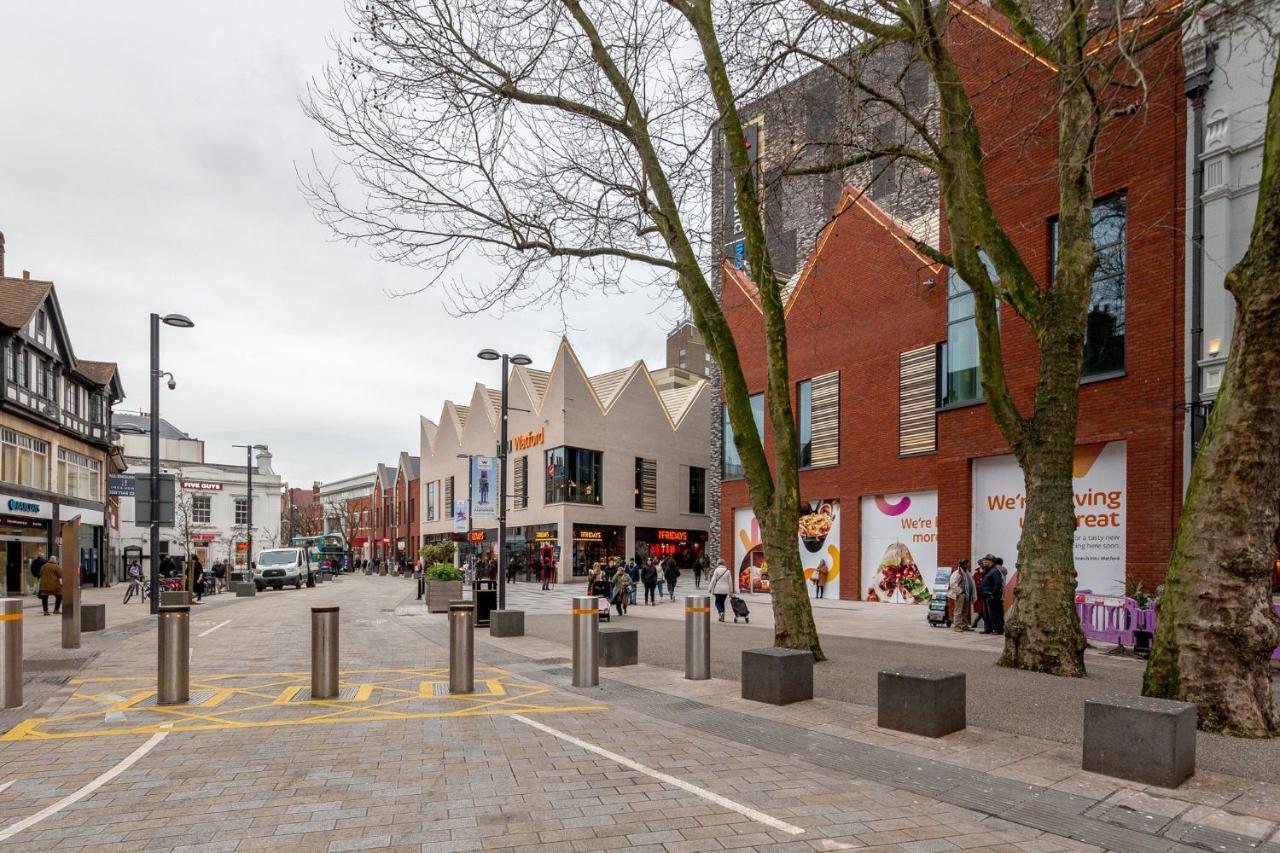 Watford Town Centre, Serviced One Bed Flat With Choice Of King Or Twin Beds, Sleeps Up To 4 Sharing, Free Wifi And Free Movies Apartment London