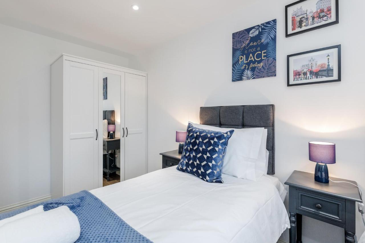 Apartment Watford Town Centre, Serviced One Bed Flat With Choice Of King Or Twin Beds, Sleeps Up To 4 Sharing, Free Wifi And Free Movies