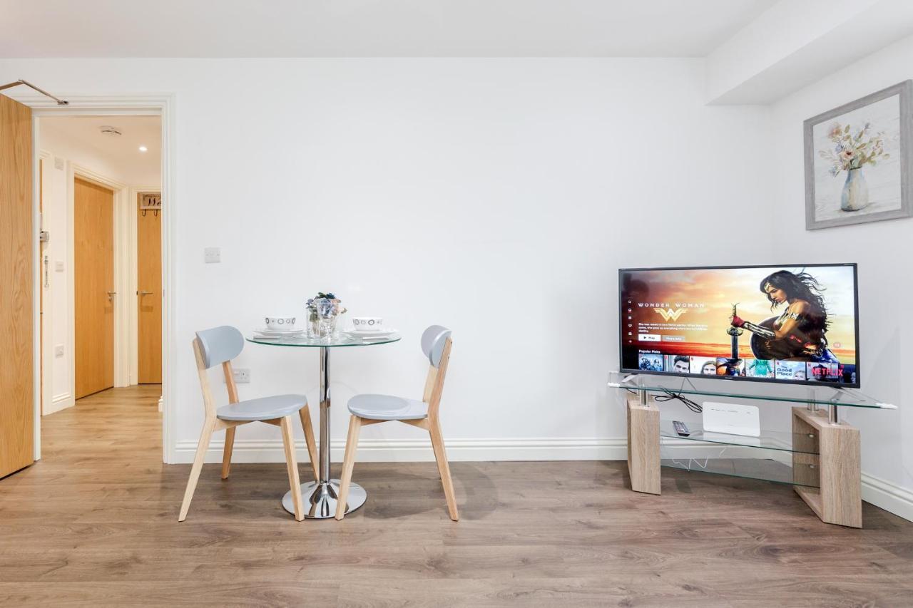 Watford Town Centre, Serviced One Bed Flat With Choice Of King Or Twin Beds, Sleeps Up To 4 Sharing, Free Wifi And Free Movies Apartment *