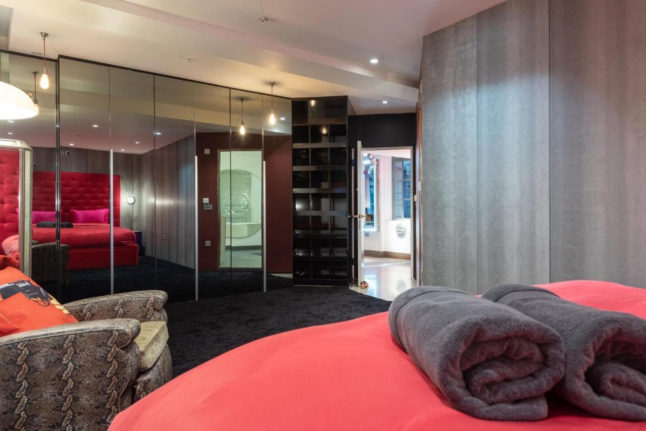 Amazingly Luxurious Loft Apartment, Soho - 3 Bedrooms, 2 Bath & Office * Londra