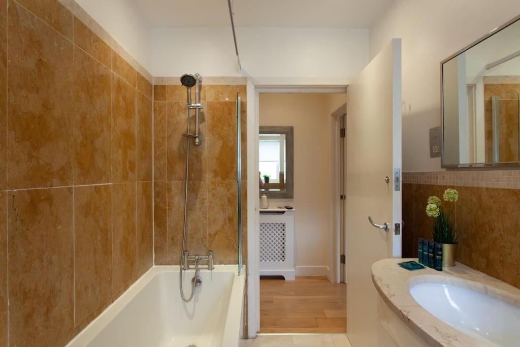 Cg1 - 2 Bedroom Apt, Kensington Garden Square View Appartement