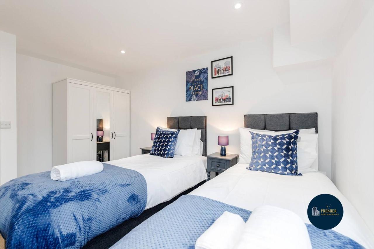 Watford Town Centre, Serviced One Bed Flat With Choice Of King Or Twin Beds, Sleeps Up To 4 Sharing, Free Wifi And Free Movies Apartment *