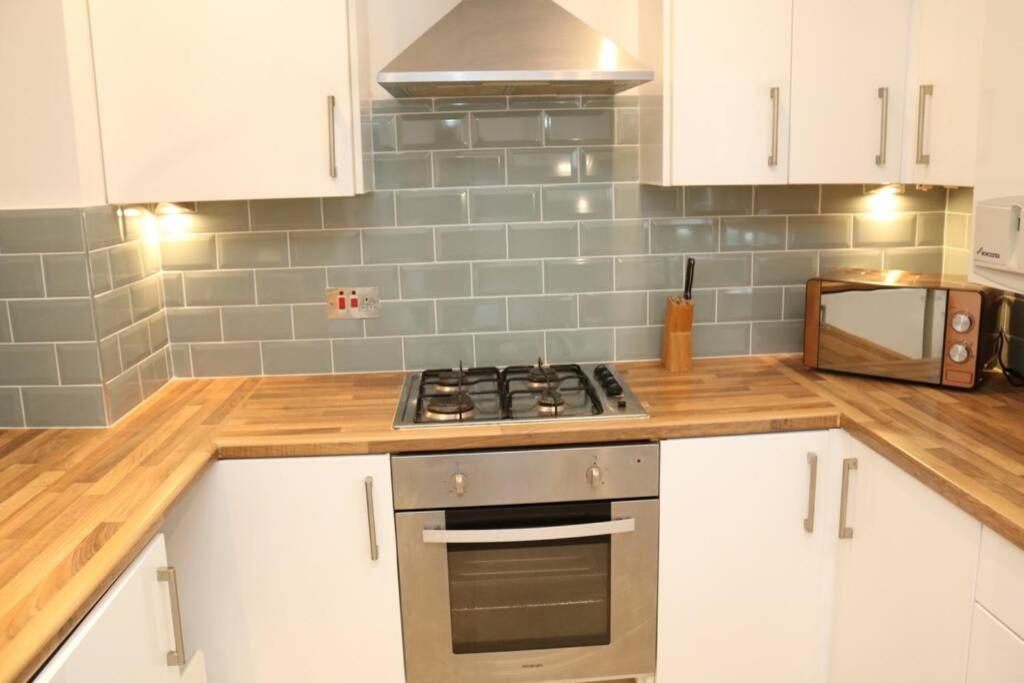 Large 3 Bedroom In Gated Development * Londen