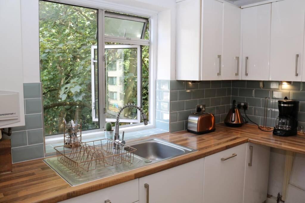 Large 3 Bedroom In Gated Development Appartement Londen