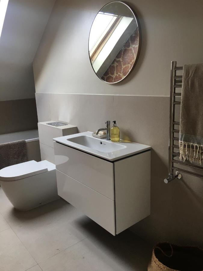 Stunning 5 Bed House With Private Garden Feriehus *