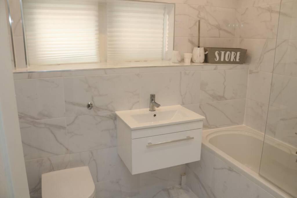 Large 3 Bedroom In Gated Development Londen