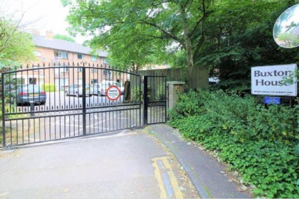 Large 3 Bedroom In Gated Development Londen
