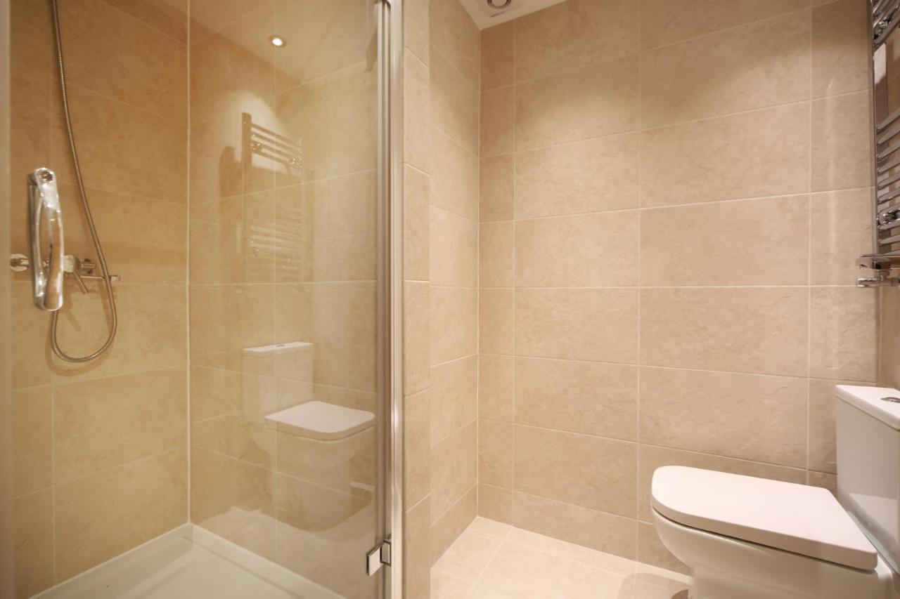 Fully Refurbished Flat, 2 Bedrooms, 2 Bath, Garden Apartment London