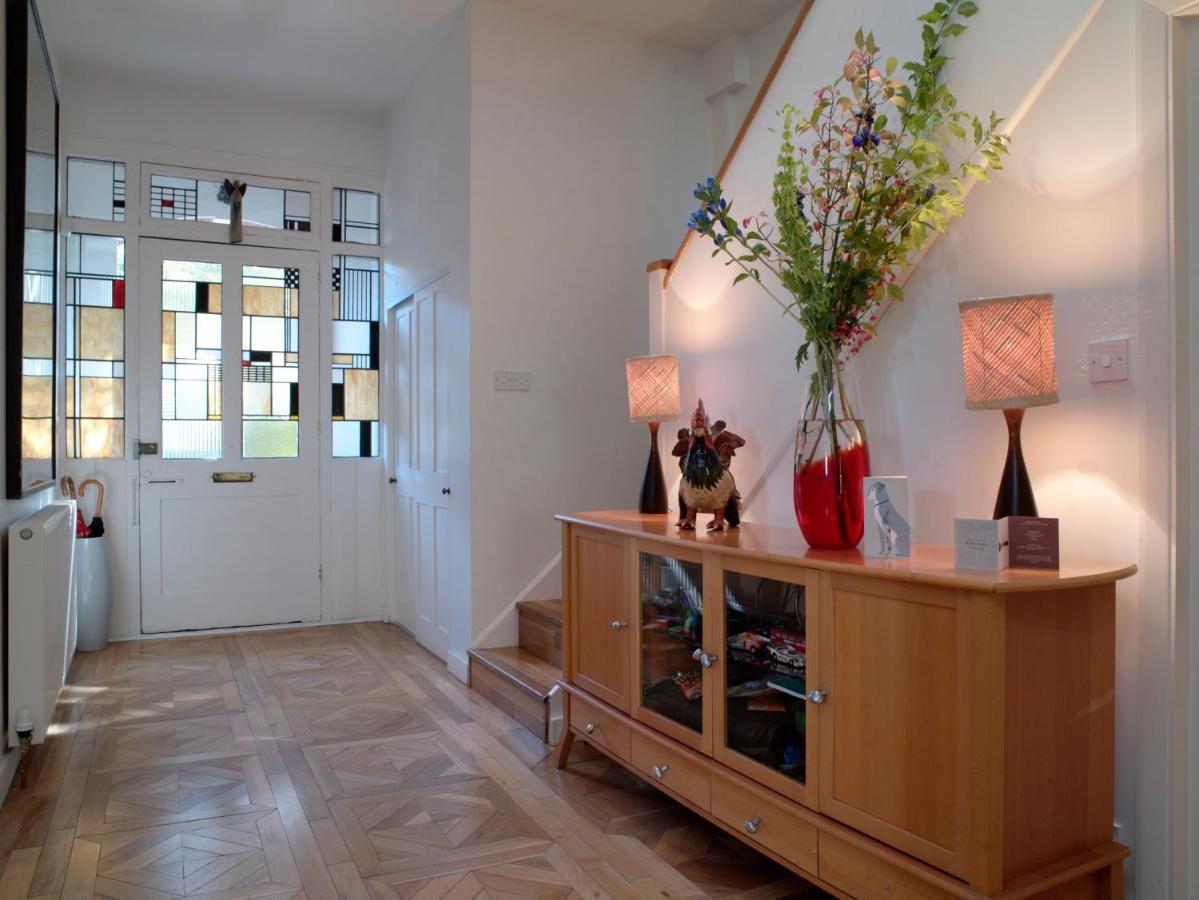 Stunning 5 Bed House With Private Garden *