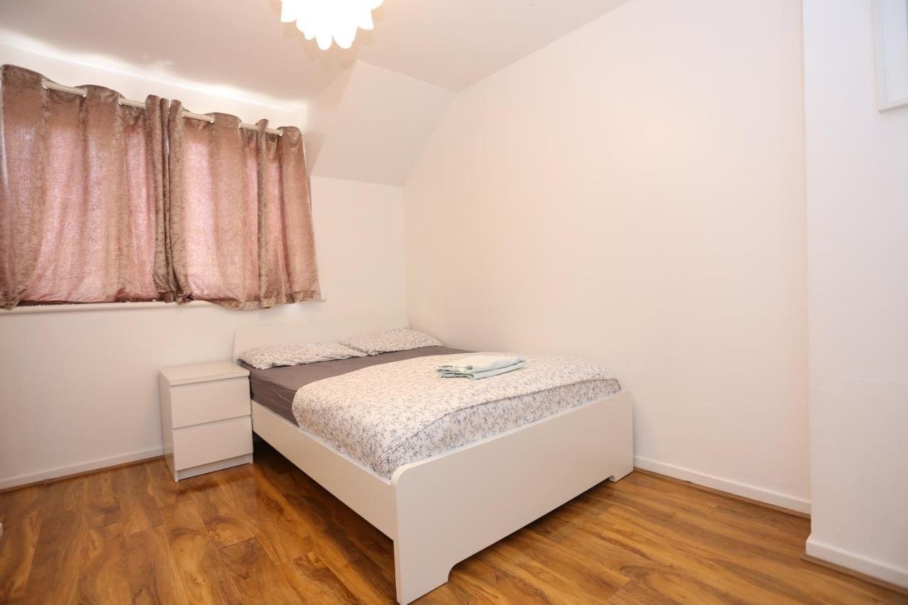 Semesterbostad Beautiful 3 Beds House West Thamesmead London