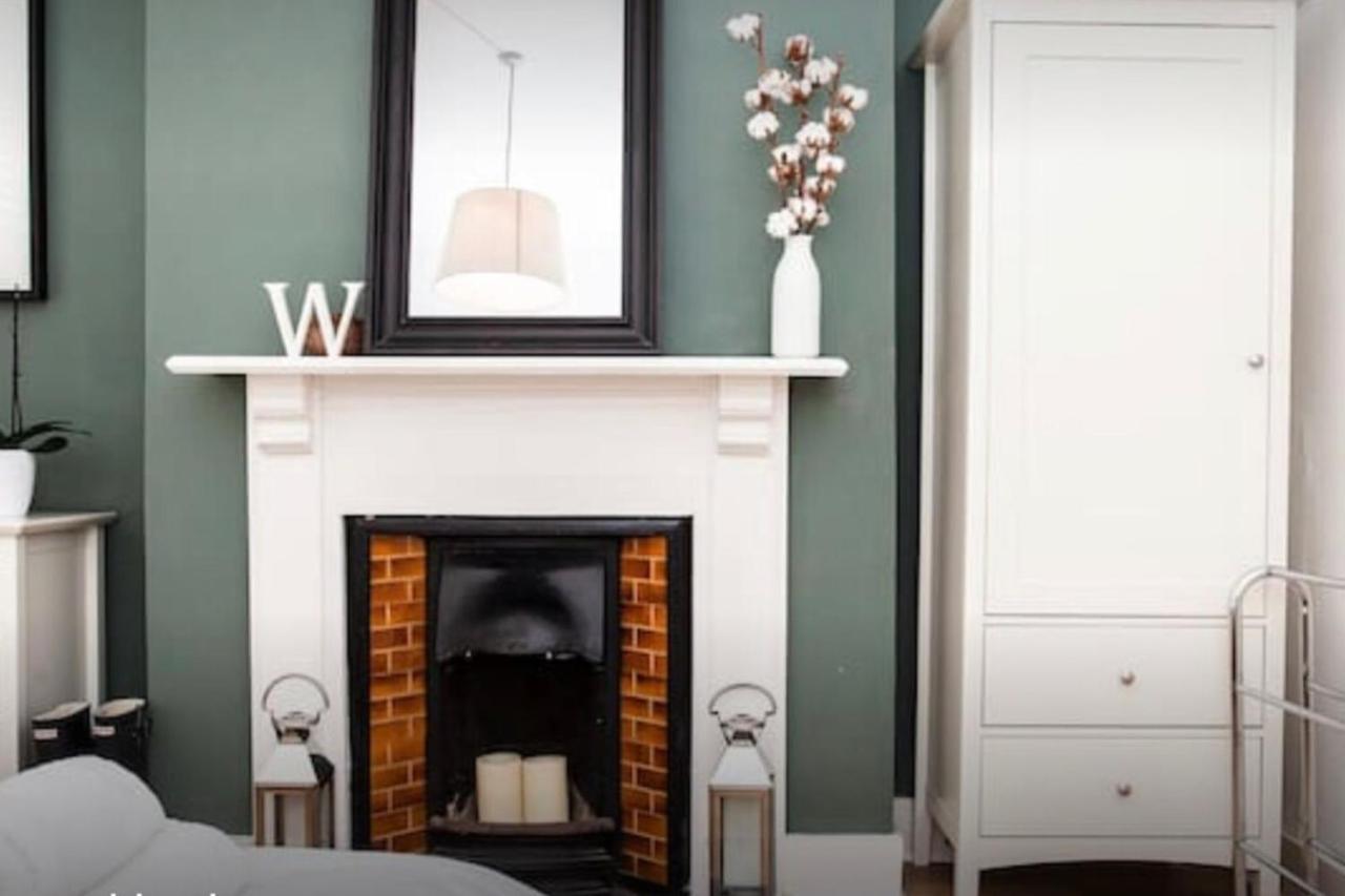 Stylish Newly Refurbished 2 Bedroom Flat With Terrace Lejlighed London