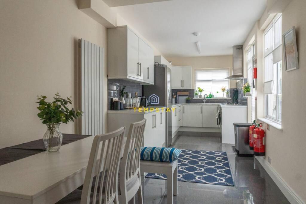 5 Bed/4 Bath At Wembley Stadium & Free Parking Hébergement de vacances *