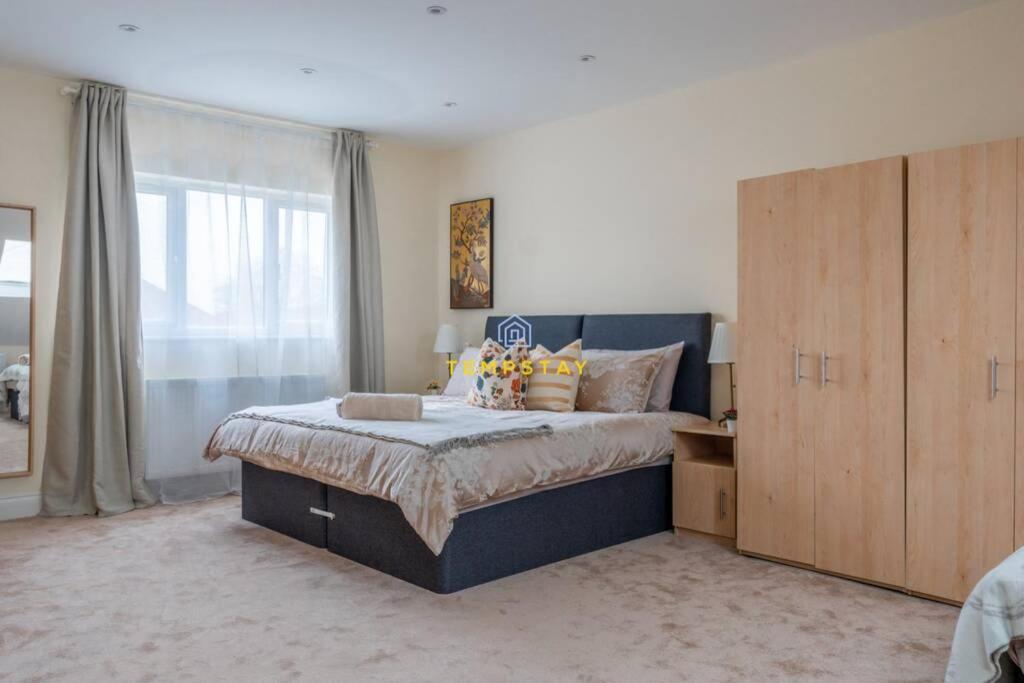 5 Bed/4 Bath At Wembley Stadium & Free Parking Hébergement de vacances *