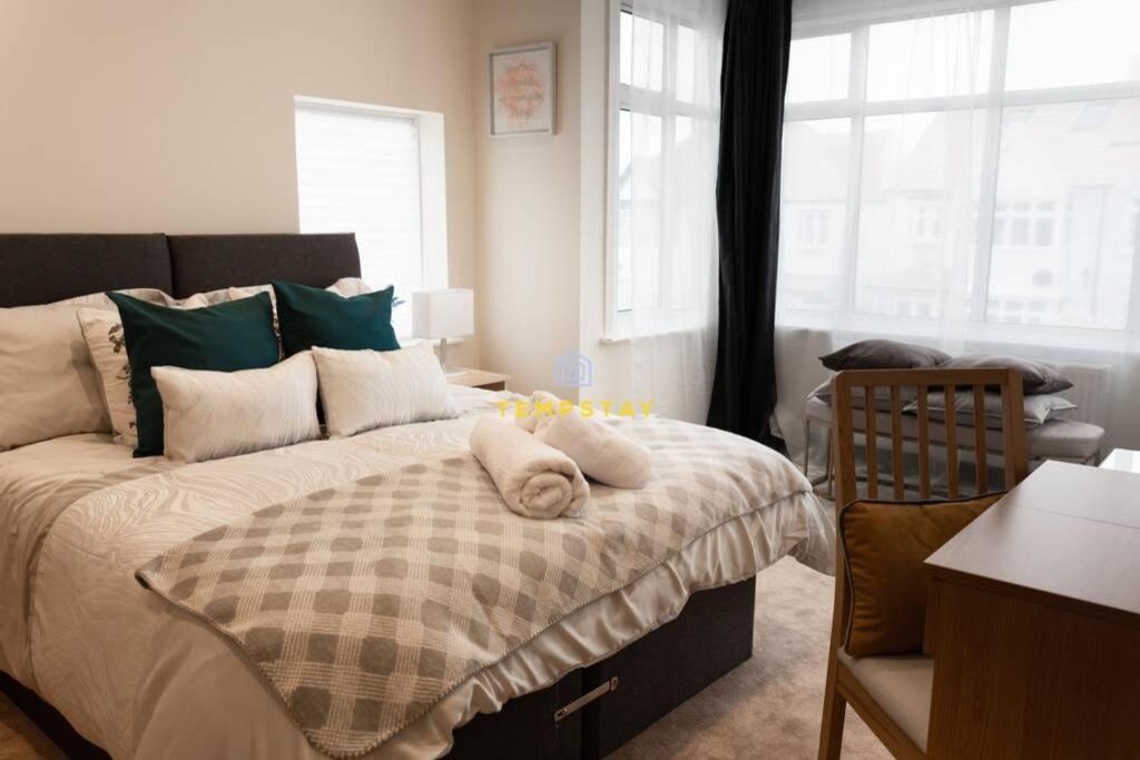 Hébergement de vacances 5 Bed/4 Bath At Wembley Stadium & Free Parking Londres
