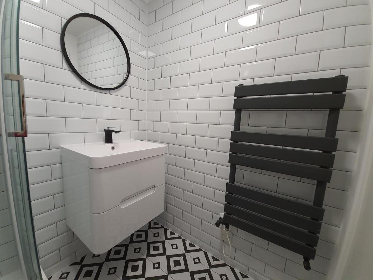 In With Shared Bathroom *
