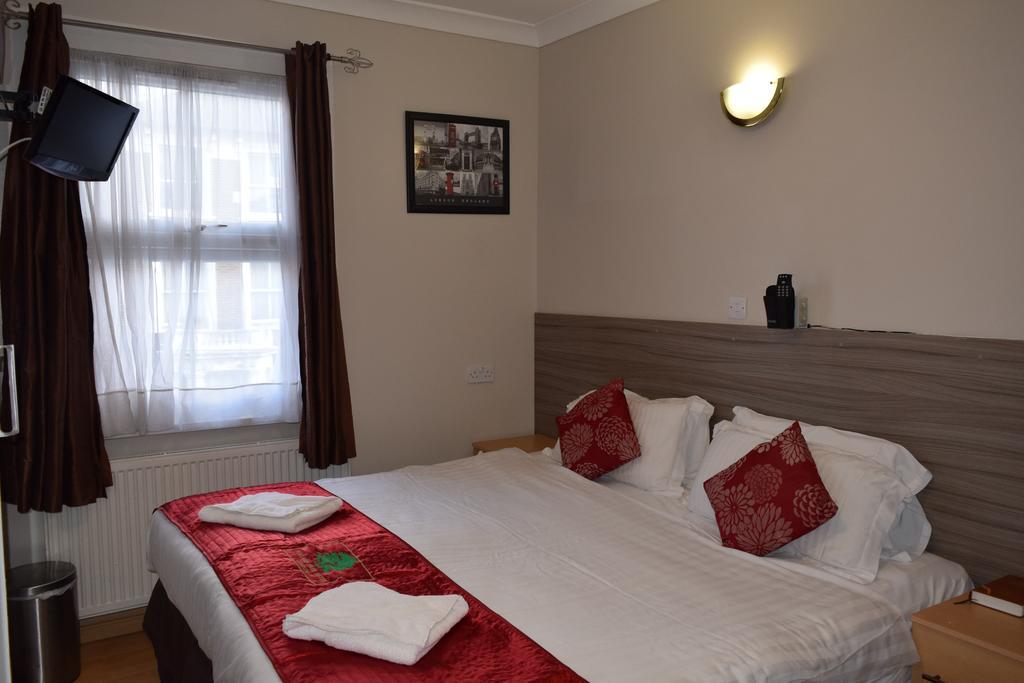 Holland Park 3*