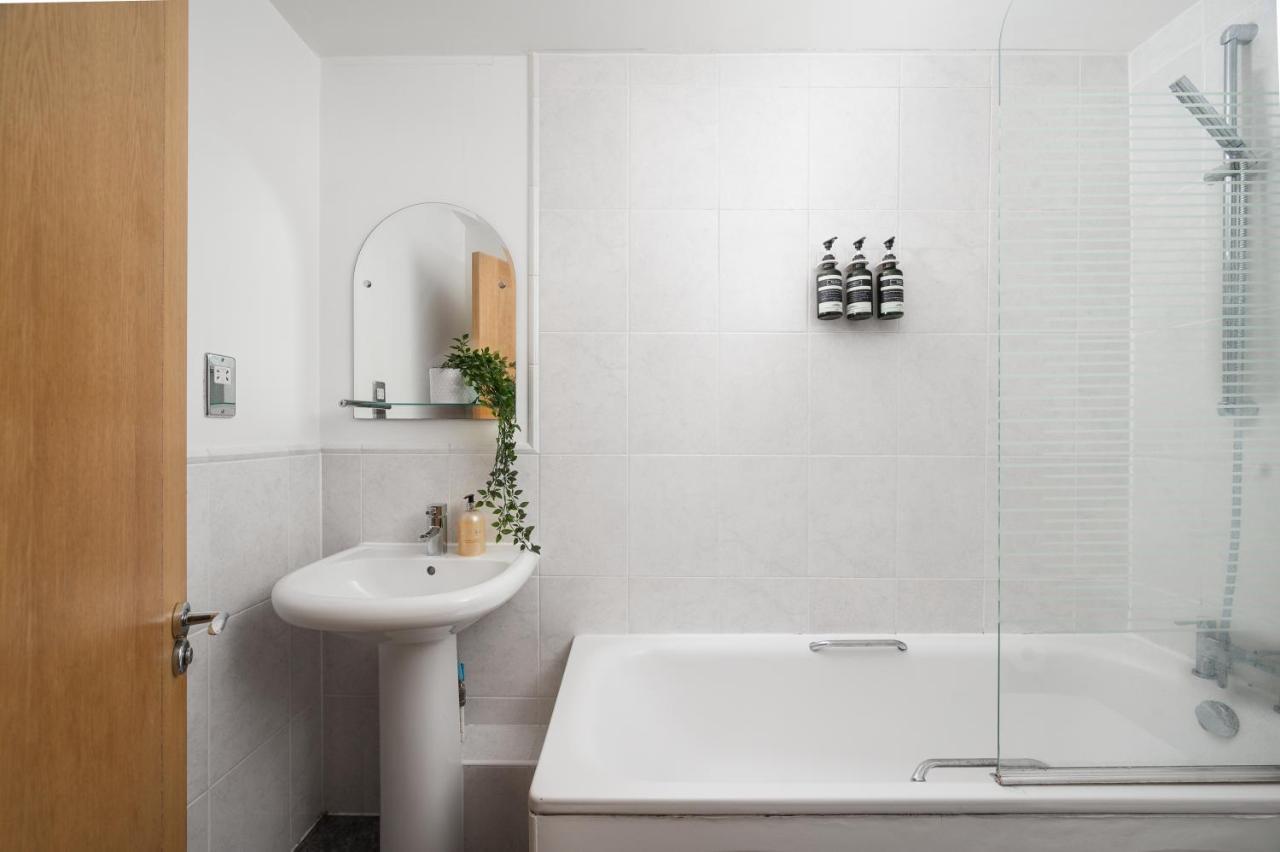 Riverside Balcony Apartments, 10 Minutes From Oxford Circus * London