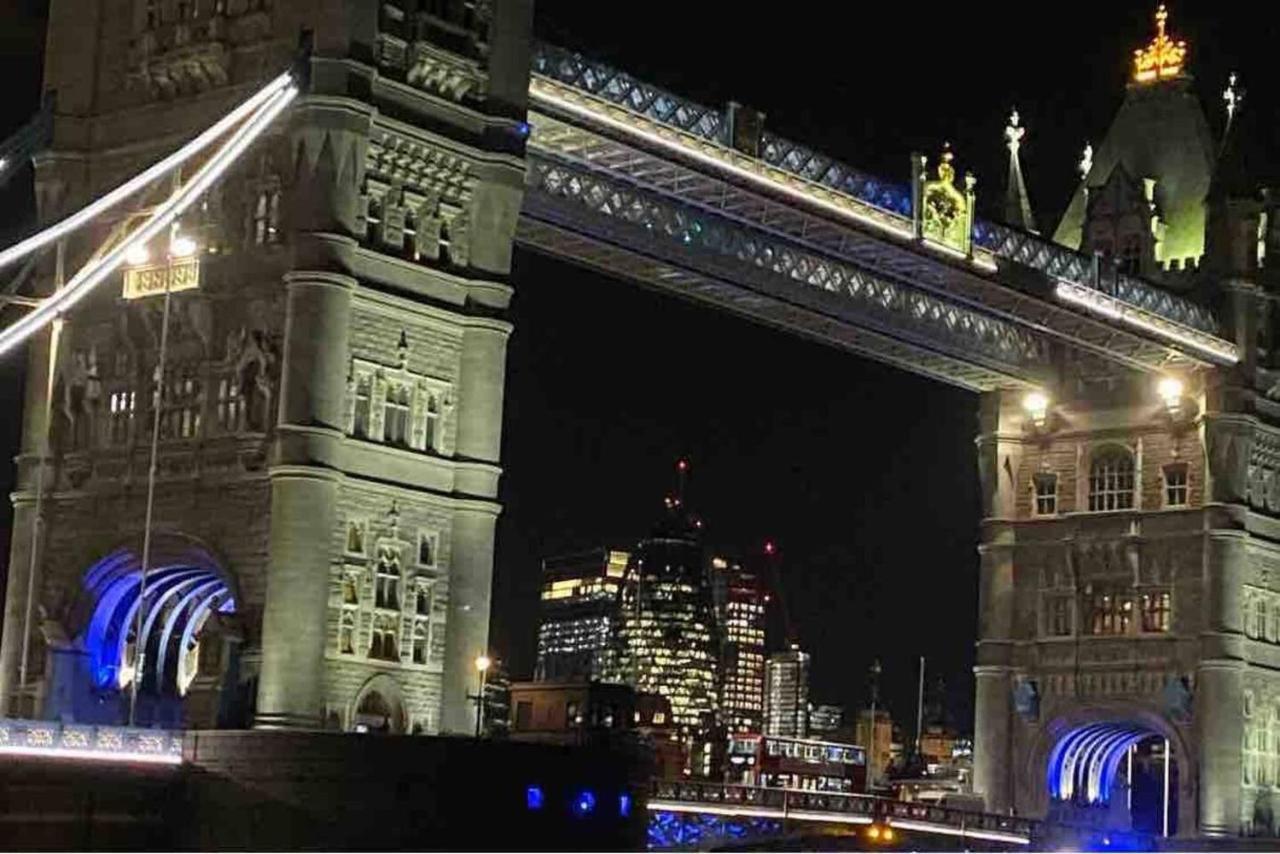 Remarkable Near Tower Bridge * Londra