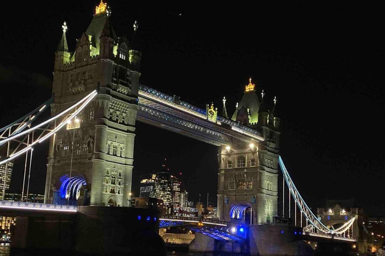 Remarkable Near Tower Bridge * Londra