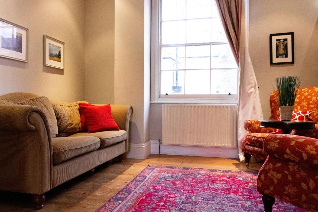 Trendy Two Bed With Private Garden Londra