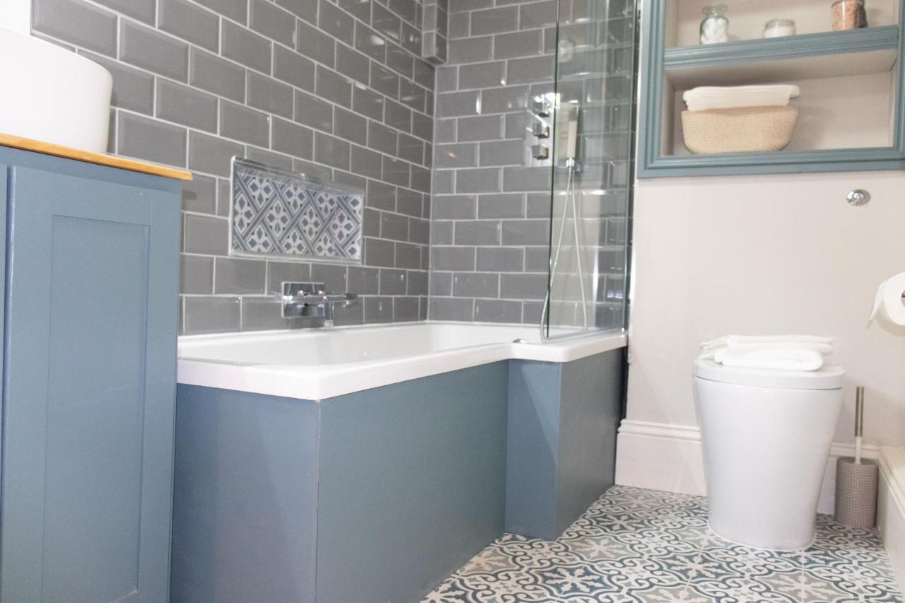 Trendy Two Bed With Private Garden Londra