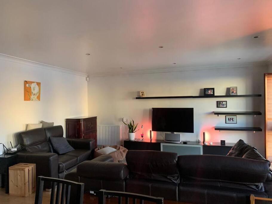 Lovely Room, Free Parking In Private Gated Place Apartment *