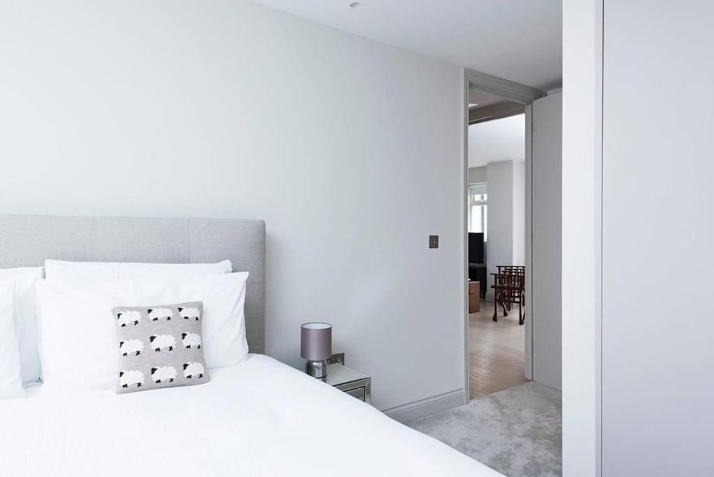 Beautiful 2br Flat With Free Parking In West Lägenhet London